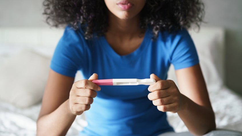 Femme avec un test de grossesse