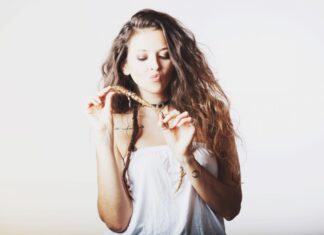 Comment les cheveux se transforment-ils en dreadlocks ? Femme avec une dreadlock