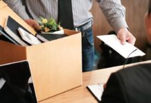 Comment toucher le chômage ? Homme qui fait ses cartons