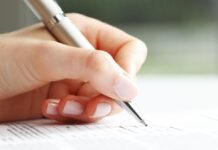 Comment toucher le RSA ? Main de femme qui rempli un formulaire