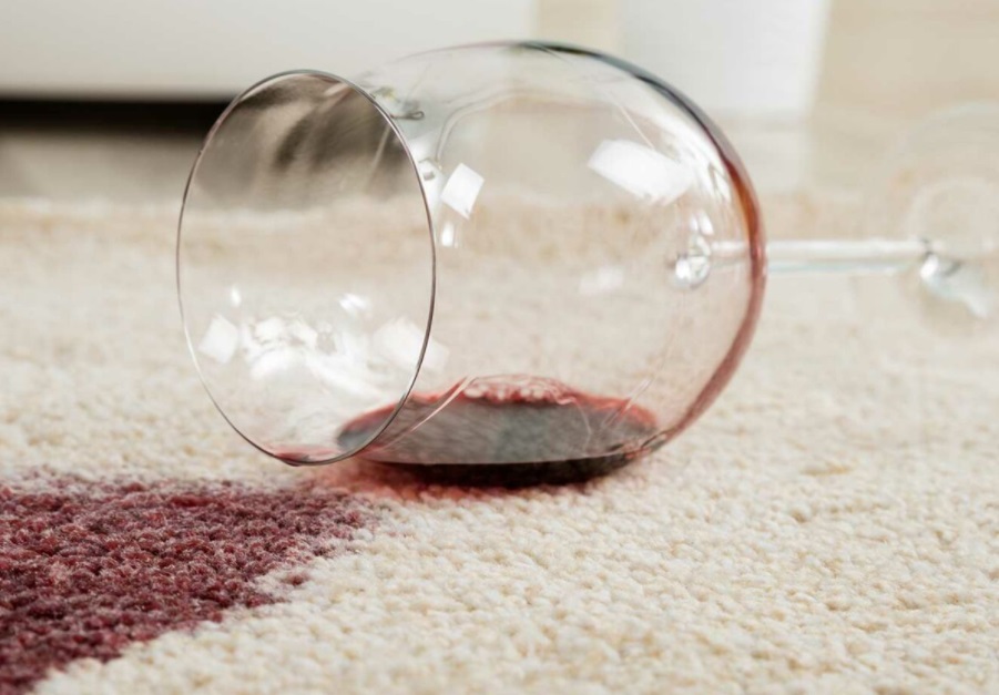 Verre de vin renversé sur un tapis beige