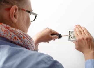 Comment brancher un interrupteur ? Femme branchant un interrupteur