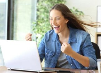 Comment vider le cache d’un navigateur web ? Femme très heureuse devant son pc portable