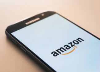 Comment vendre sur Amazon ? Logo Amazon sur smartphone