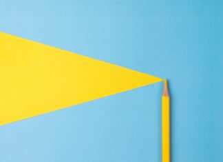 Comment calculer l’aire d’un triangle ? Triangle jaune sur fond bleu