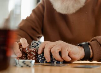Comment jouer au casino en ligne en toute légalité ? homme joue au poker
