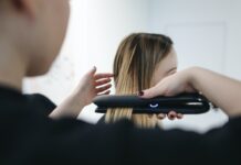 Comment coiffer ses cheveux avec son lisseur professionnel ? coiffeuse lisse cheveux femme avec lisseur professionnel